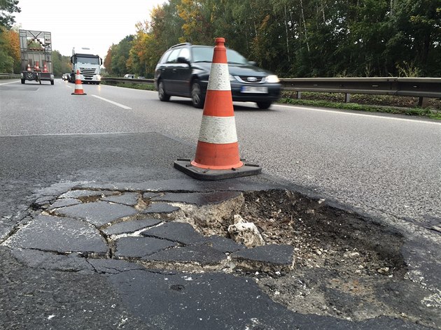 Nehoda esti auta zablokovala pravý jízdní pruh na 13. kilometru R10 ve smru...