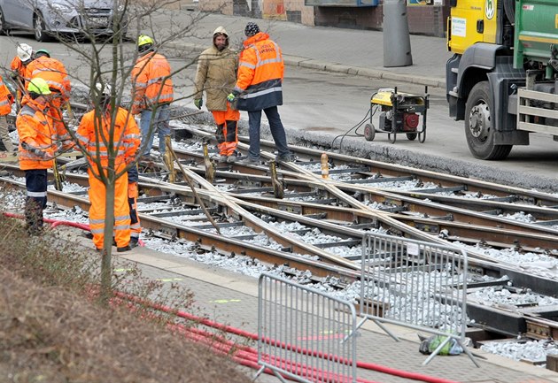 Technici montují na Mikuláské tíd v Plzni doasnou výhybku pro tramvaje. (6....