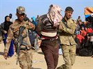 Irácká armáda u Mosulu odvádí mue podezelého z píslunosti k Islámskému...
