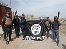 Irácké bezpenostní sloky ukazují ukoistnou vlajku Islámského státu (26....