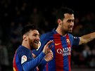 Fotbalisté Barcelony slaví gól do sít Gijonu. Zleva: Messi, Busquets a Suárez.