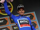Cyklista Greg van Avermaet z BMC oblékl po druhé etap italského závodu Tirreno...