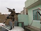 Irácká armáda bojuje o západní Mosul. Na snímku voják stílí po dronu...