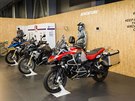 Ztlesnný sen velké ásti motorká stojí v expozici BMW, univerzální model...