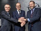 Zleva: Carlos Tavares, předseda představenstva PSA Peugeot Citroen, Karl-Thomas...