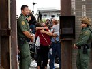 Hraniční stráž na čas otevřela bránu na mexicko-amerických hranicích, aby...