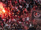 Fanouci Slavie oslavují pi domácím zápase gól proti Plzni.