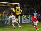 Útoník Dortmundu Pierre-Emerick Aubameyang stílí rychlý gól do sít Benfiky...