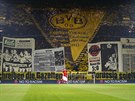 Choreo fotbalových fanouk Borussie Dortmund ped odvetným utkáním osmifinále...