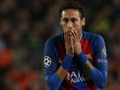 Útoník Barcelony Neymar reaguje na nepromnnou anci v utkání Ligy mistr s...