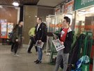 Florbalisté Tatranu Steovice rozdávali deník Metro, v nm se psalo o jejich...