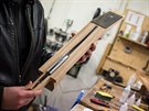 Petr Furch ��d� velkon�m�ick� podnik na v�robu kytar spolu se sv�m otcem...