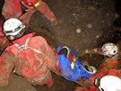 Zchrana speleologa zavalenho v Nov Drtenick jeskyni uvnit Moravskho...