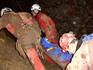 Zchrana speleologa zavalenho v Nov Drtenick jeskyni uvnit Moravskho...