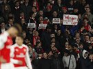JE AS ODEJÍT Fanouci Arsenalu vyzývají k odchodu trenéra Arsene Wengera.