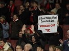 fanouci Arsenalu vyzývají k odchodu trenéra Arsene Wengera.