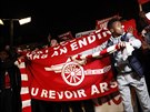 Fanouci Arsenalu demonstrují ped zápasem Ligy mistr a vyzývají k odchodu...