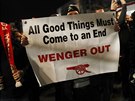 WENGER VEN Fanouci Arsenalu demonstrují ped zápasem Ligy mistr a vyzývají k...