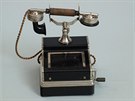 Telefonní pístroj MB Telektra z 1. poloviny 20. století.