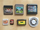 Herní cartridge. Nahoe: Atari Lynx, Gameboy, Game Gear. Dole: 3DS, Switch,...