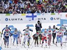 Momentka ze startu závodu tafet bky na lyích na mistrovství svta v Lahti.