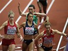 Denisa Rosolová padá v rozbhu na 400 metr na halovém mistrovství Evropy v...