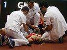 Denisa Rosolová v péi zdravotník po oklivém pádu v rozbhu na 400 metr na...