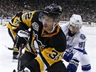 Mark Streit z Pittsburghu elí ataku Nikity Kuerova z Tampy Bay.