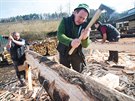 Řemeslníci tesají ve valašské obci Bystřička trámy na obnovu vyhořelé chaty...