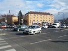 V ulici Kobylisk nmst naboural vz mstsk policie s osobnm autem...