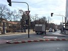 Kiovatka ulic Karlovo námstí a Resslova, kde dva svítící zelené semafory...