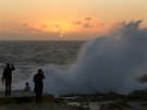 Lidé si na druhém nejvtím maltském ostrov Gozo fotí západ slunce. Azurové...