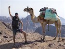 Dobrodruh z Hlu��na Pavel Klega p�i v�stupu na nejvy��� egyptskou horu Mount...