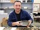 Arkadiusz Tajer z Archeologického centra Olomouc ukazuje ást nález z...