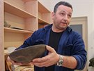 Arkadiusz Tajer z Archeologického centra Olomouc ukazuje ást nález z...