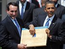 Barack Obama (vpravo) pijímá od Mika Krzyzewského, koue univerzity Duke,...