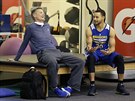 Stephen Curry (vpravo) a jeho trenér Steve Kerr. oba z Golden State