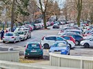 Neoficiální parkoviště mezi hradeckou fakultní nemocnicí a řekou Labe pojme 400...