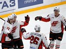 Gólová radost hokejist Omsku, druhý zleva je eský útoník Vladimír Sobotka.