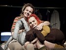 Martina Randov� a Iva Pazderkov� v inscenaci T�et� prst na lev� ruce