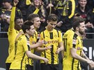 Hrái Borussie Dortmund se radují z branky, kterou do sít Leverkusenu vstelil...