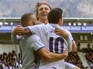 James Rodríguez, Karim Benzema a Luka Modri z Realu Madrid oslavují gól v...