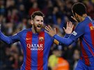 Kapitán Barcelony Lionel Messi slaví se spoluhráem Neymarem jeden z gól do...