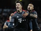 Robert Lewandowski se spolu s Arturo Vidalem raduje z gólu do sít Bayernu...