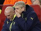 Zklamaný trenér Arsenalu Arsene Wenger bhem odvetného duelu osmifinále Ligy...