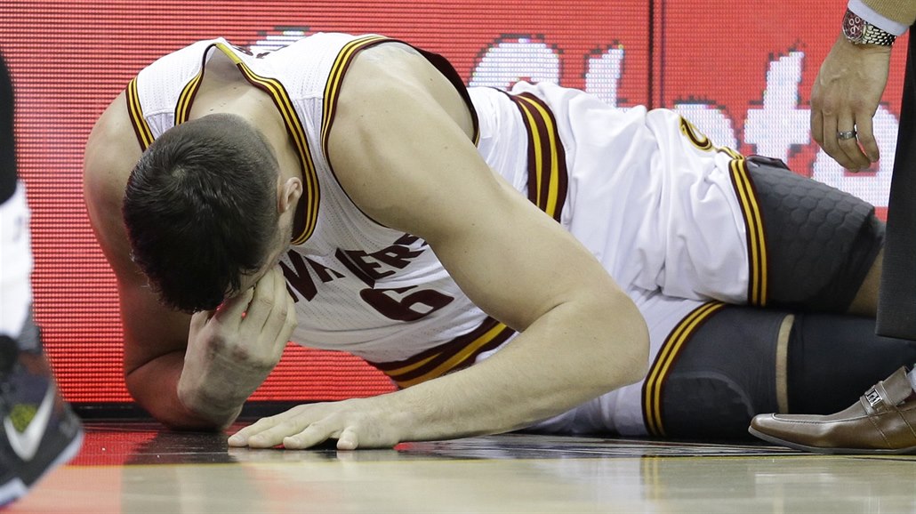 SMOLNÁ PREMIÉRA. Andrew Bogut si hned v prvním utkání za Cleveland zlomil nohu.