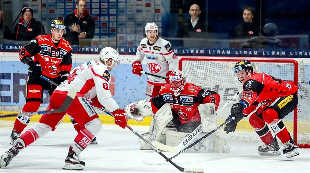 Mometka z utkání play-off ligy EBEL mezi Znojmem (v �ervených dresech) a...