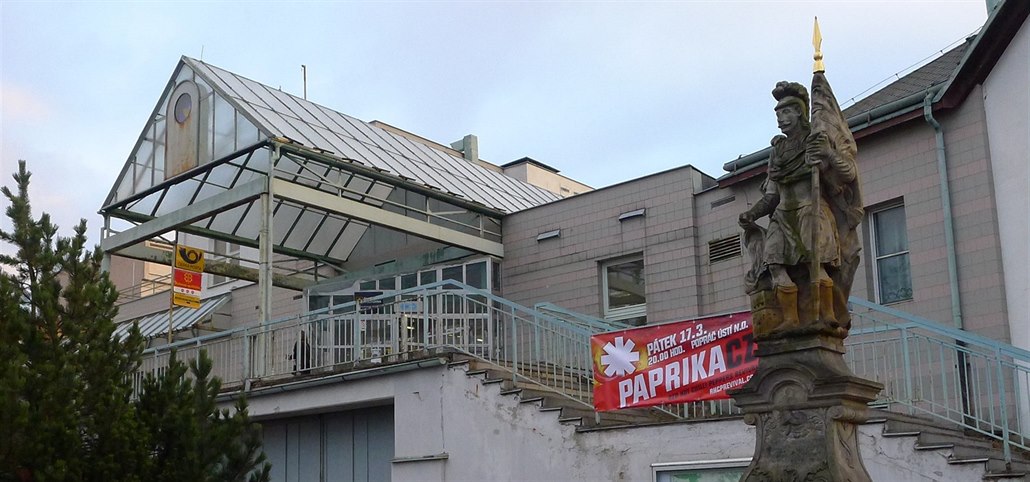 Budova současné hlavní pošty v Ústí nad Orlicí.
