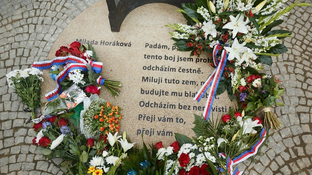 Mezi zařazenými hrdiny nechybí ani Milada Horáková, popravená komunisty v roce 1950. Na snímku je památník ve Sněmovní ulici v Praze, připomínající její poslední slova.