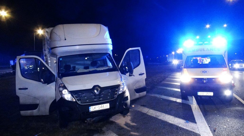 Srážka dodávky s náklaďákem omezila provoz na dálnici D1 u Mirošovic -  iDNES.cz